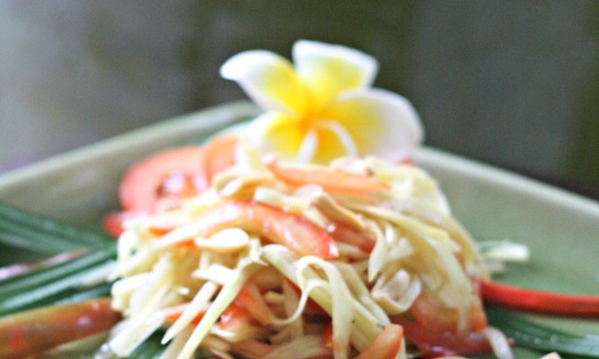 Insalata Thai di papaya verde, frutto dalle tante proprietà
