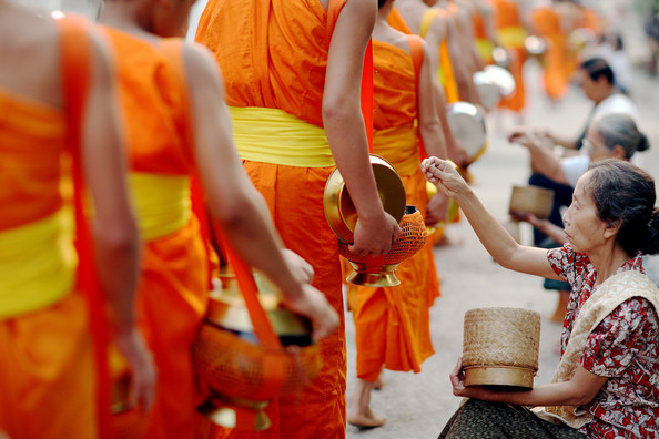Cibo in dono ai monaci per il Songkran in Laos