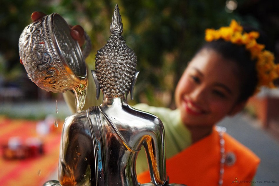 Lavaggio della statua del Buddha per il Songkran, Image credit to theworldfestival.net.