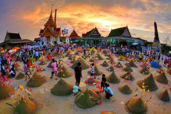 Pagode di sabbia costruite per il Songkran o Festival dell'acqua