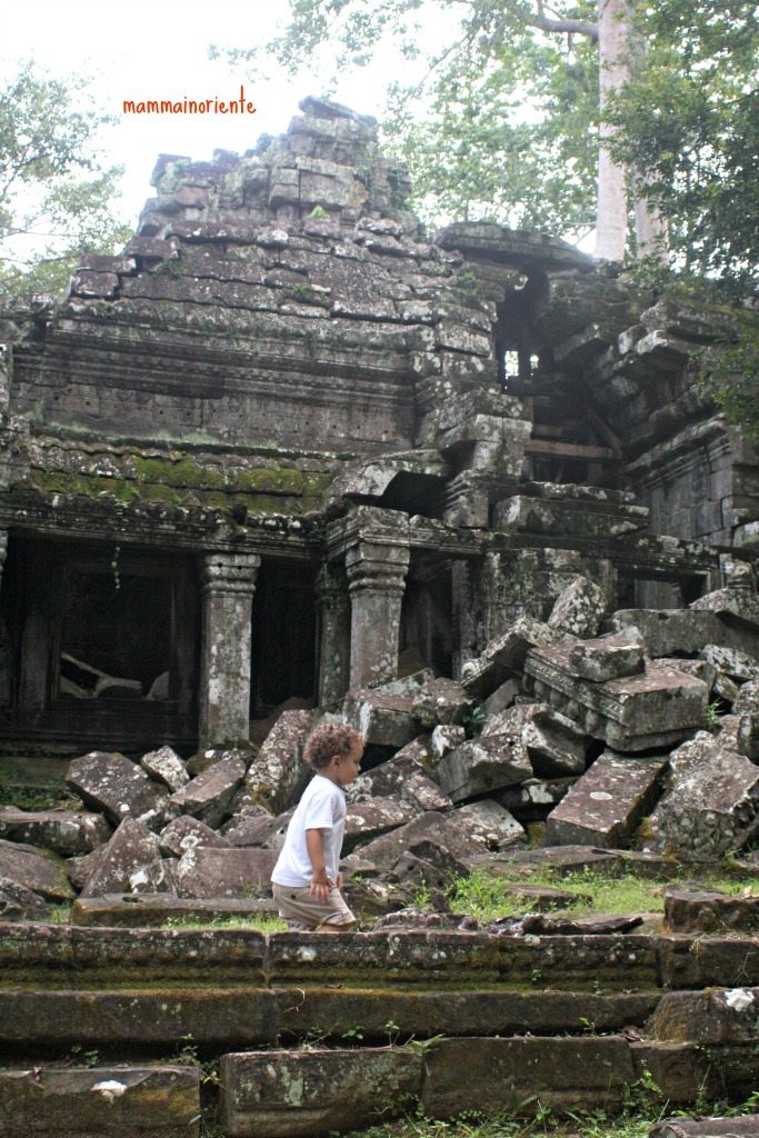 A spasso per le rovine di Angkor Wat in Cambogia