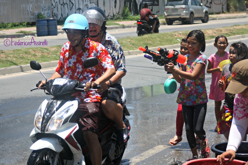 Acqua contro i motorini al Songkran