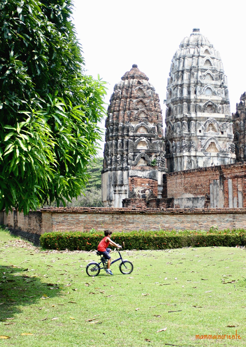 In bicicletta in mezzo ai templi di Sukhothai